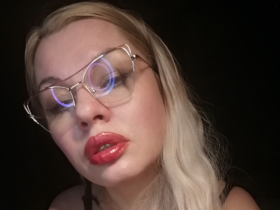 sexting and porn chat model photo The MILF with the Big Lips wants You! 2