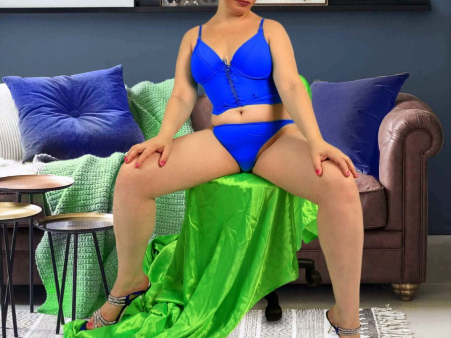 sexting and porn chat model photo The MILF with the Big Lips wants You! 4